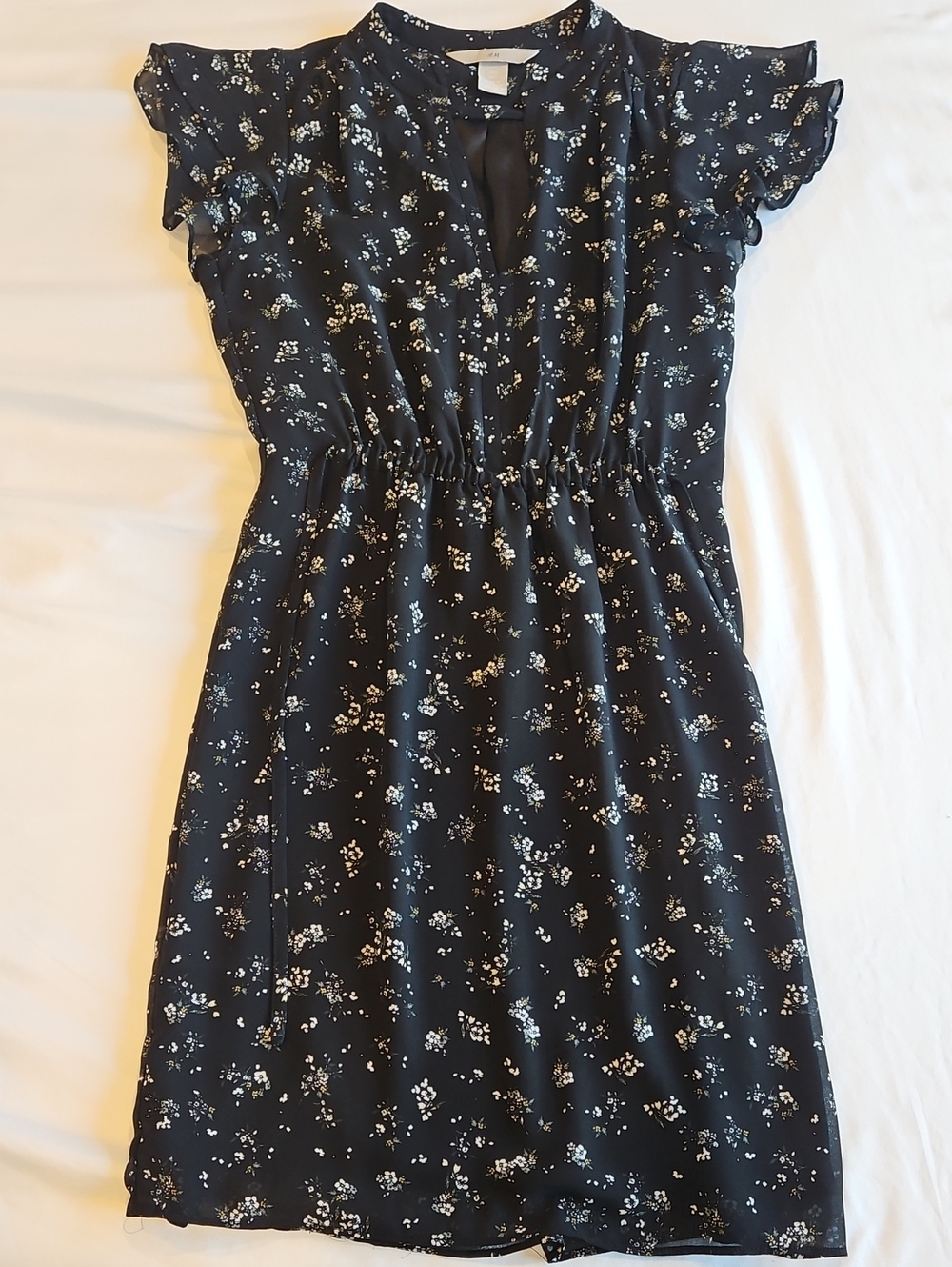 ***Never Worn*** H&M Black Floral Ruffle-Sleeve Day Dress